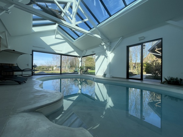 Inside pool: Private pool in Lille