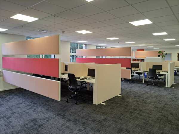 COUSTdeskscreen in the offices of I-mens